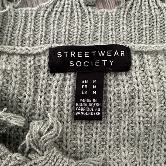 NWOT Women’s Sage Grey/ Green V-Neck Distressed Sweater Size Medium - Picture 5 of 5